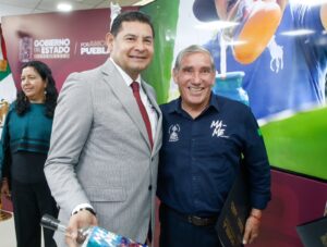 Puebla se consolida como líder en producción de mezcal con 91 medallas