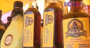Productores de Ixtenco innovan con mezcal de maíz tradicional