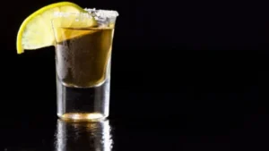 Alerta por tequila falso: cómo evitar fraudes en WhatsApp y comercio informal