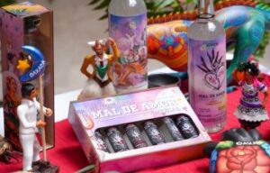 Botella conmemorativa de mezcal para la Guelaguetza 2026