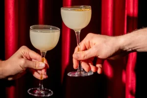 3 cocteles clásicos hechos con mezcal: Negroni, Moscow Mule y Old Fashioned para celebrar el #DíaDelMezcal - Grupo Animal